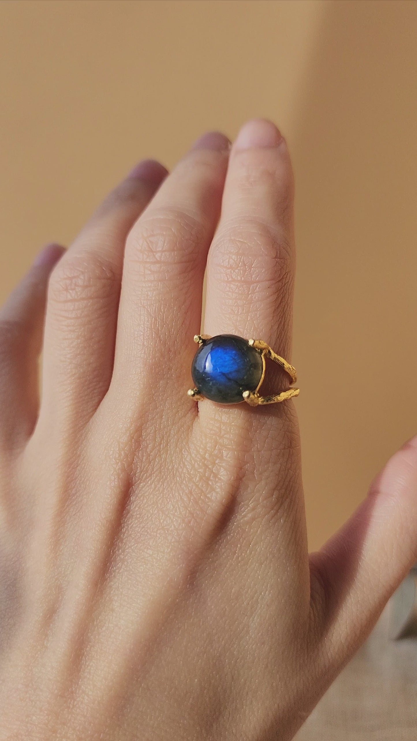 Load and play video in Gallery viewer, Labradorite Ring
