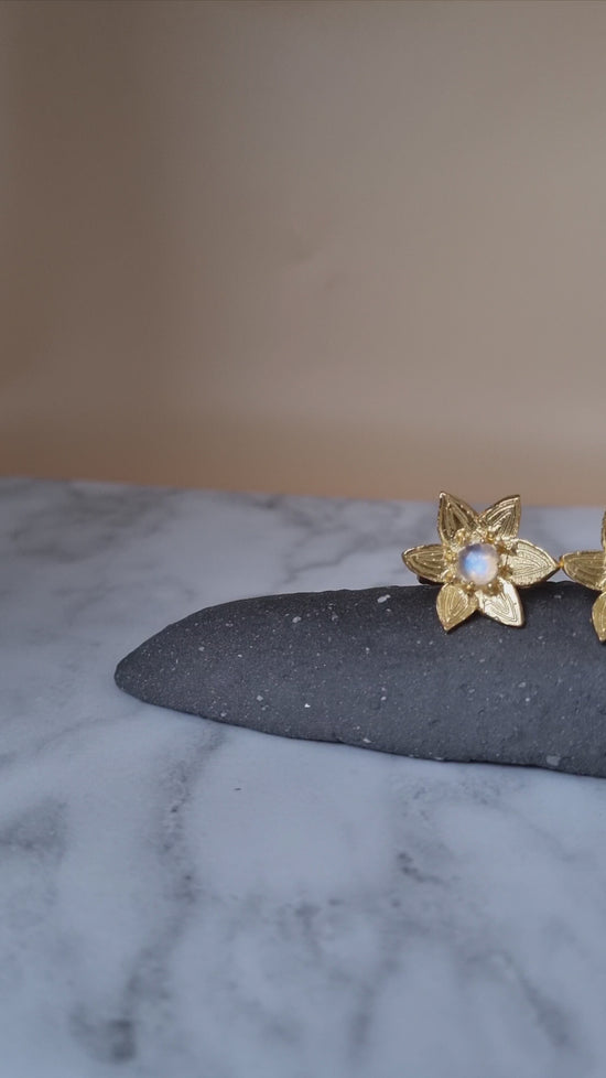 Load and play video in Gallery viewer, Moonstone Christmas Star Ring
