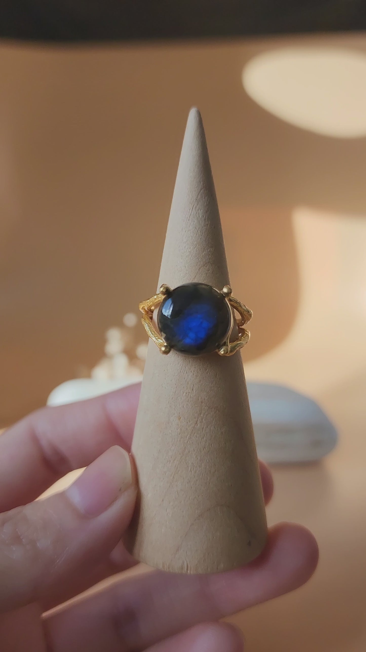 Load and play video in Gallery viewer, Labradorite Ring
