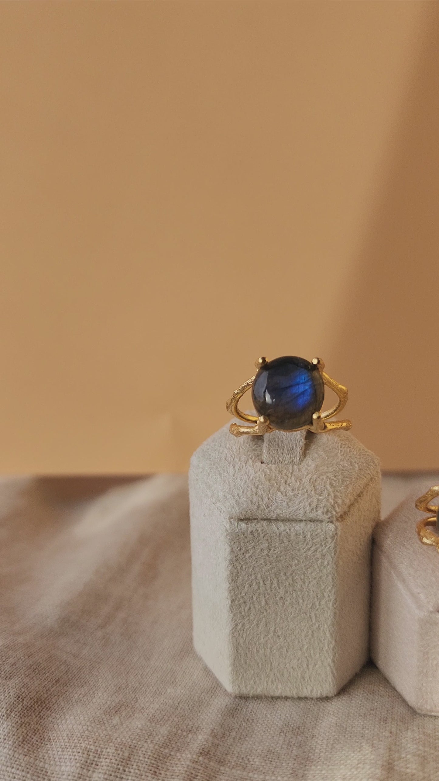 Load and play video in Gallery viewer, Labradorite Ring

